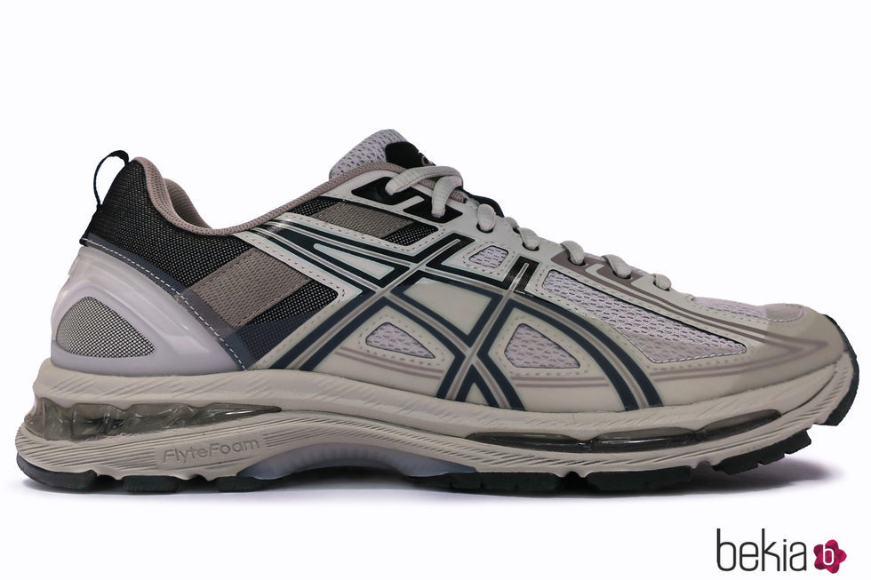 Zapatilla gris de la colección SS18 de la colección de Asics en colaboración con Kiko Kostadinov