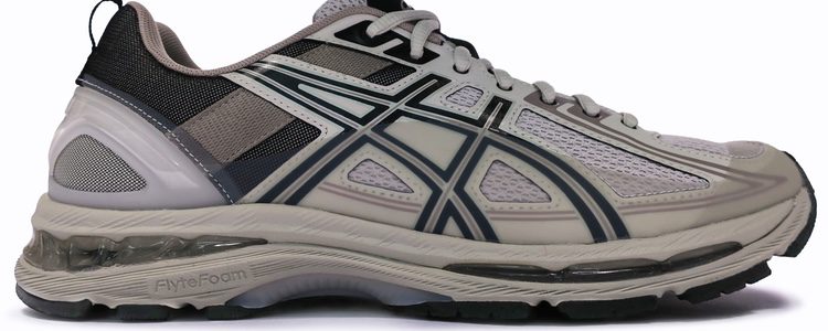 Zapatilla gris de la colección SS18 de la colección de Asics en colaboración con Kiko Kostadinov