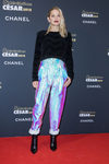 Marion Cotillard en los Cesar - Revelations 2018 con unos bombachos fluorescentes