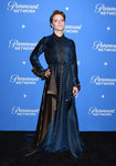 Brendan Scannell con un vestido de raso negro y azul en una fiesta de Paramount