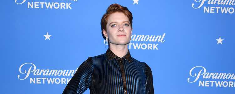 Brendan Scannell con un vestido de raso negro y azul en una fiesta de Paramount