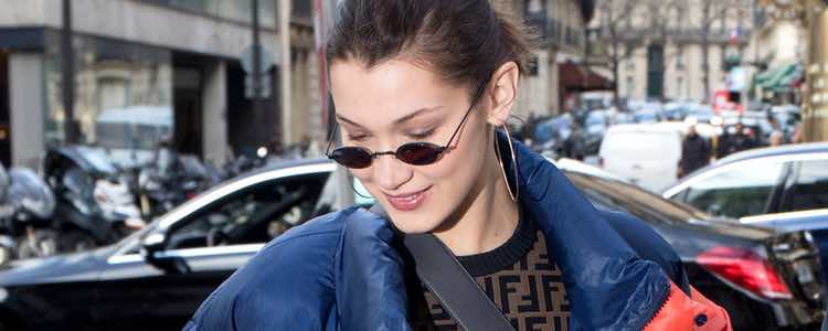 Bella Hadid con un plumas para protegerse del frío de París