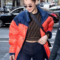 Bella Hadid con un plumas para protegerse del frío de París