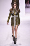 Vestido verde militar con formas geométricas presentado en el desfile de Balmain otoño/invierno 2018/2019 en la Semana de la Alta Costura de París