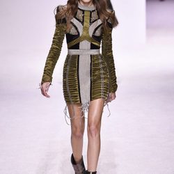 Vestido verde militar con formas geométricas presentado en el desfile de Balmain otoño/invierno 2018/2019 en la Semana de la Alta Costura de París