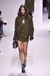 Vestido verde militar presentado en el desfile de Balmain otoño/invierno 2018/2019 en la Semana de la Alta Costura de París