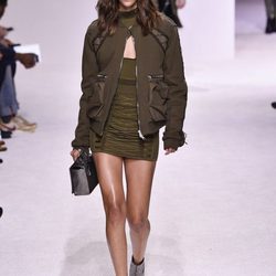 Vestido verde militar presentado en el desfile de Balmain otoño/invierno 2018/2019 en la Semana de la Alta Costura de París