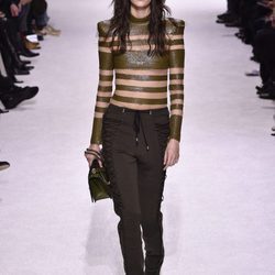 Pantalón jogging negro presentado en el desfile de Balmain otoño/invierno 2018/2019 en la Semana de la Alta Costura de París