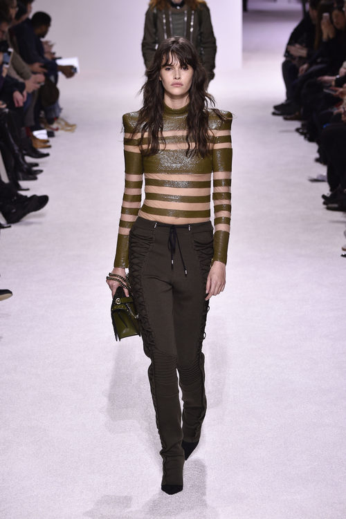 Pantalón jogging negro presentado en el desfile de Balmain otoño/invierno 2018/2019 en la Semana de la Alta Costura de París