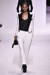 Traje blanco y negro presentado en el desfile de Balmain otoño/invierno 2018/2019 en la Semana de la Alta Costura de París