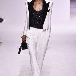 Traje blanco y negro presentado en el desfile de Balmain otoño/invierno 2018/2019 en la Semana de la Alta Costura de París