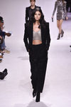 Traje negro con brillantes presentado en el desfile de Balmain otoño/invierno 2018/2019 en la Semana de la Alta Costura de París