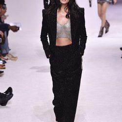 Traje negro con  brillantes presentado en el desfile de Balmain otoño/invierno 2018/2019 en la Semana de la Alta Costura de París