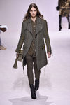 Chaqueta larga gris presentado en el desfile de Balmain otoño/invierno 2018/2019 en la Semana de la Alta Costura de París