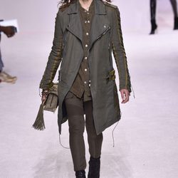 Chaqueta larga gris presentado en el desfile de Balmain otoño/invierno 2018/2019 en la Semana de la Alta Costura de París
