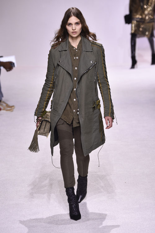 Chaqueta larga gris presentado en el desfile de Balmain otoño/invierno 2018/2019 en la Semana de la Alta Costura de París