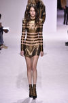Vestido a rayas con transparencias presentado en el desfile de Balmain otoño/invierno 2018/2019 en la Semana de la Alta Costura de París