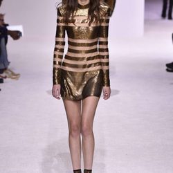 Vestido a rayas con transparencias presentado en el desfile de Balmain otoño/invierno 2018/2019 en la Semana de la Alta Costura de París