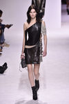 Vestido negro transparencias presentado en el desfile de Balmain otoño/invierno 2018/2019 en la Semana de la Alta Costura de París