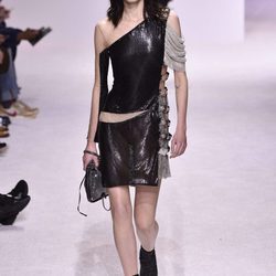 Vestido negro transparencias presentado en el desfile de Balmain otoño/invierno 2018/2019 en la Semana de la Alta Costura de París