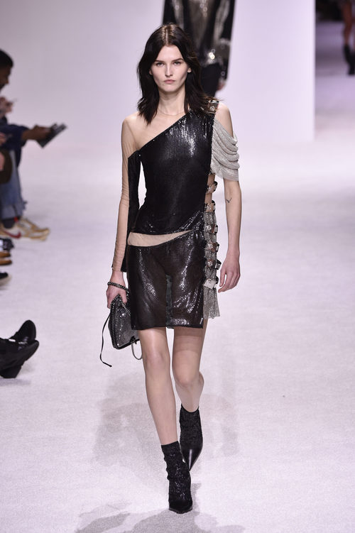Vestido negro transparencias presentado en el desfile de Balmain otoño/invierno 2018/2019 en la Semana de la Alta Costura de París