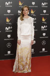 Ángela Cremonte con un vestido blanco de estampados en los premios Feroz 2018