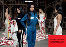 Monos vaqueros y negros de la colección Calvin Klein primavera/verano protagonizada por las hermanas Kardashian