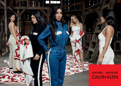 Monos vaqueros y negros de la colección Calvin Klein primavera/verano protagonizada por las hermanas Kardashian