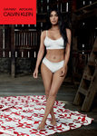 Sostén blanco de la colección Calvin Klein primavera/verano protagonizada por las hermanas Kardashian