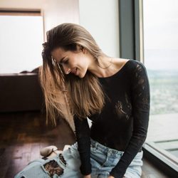 Body de encaje con jeans rotos de la colección primavera/verano 2018 de Wolford