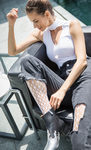 Jeans desgastados con medias blancas de la colección primavera/verano 2018 de Wolford