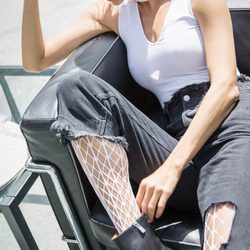 Jeans desgastados con medias blancas de la colección primavera/verano 2018 de Wolford