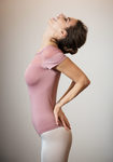 Body rosa pastel con medias blancas de la colección primavera/verano 2018 de Wolford