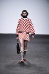 Traje de cuadros rojo y blanco de María Escote de la campaña otoño/invierno 2018/2019 en el desfile de la Madrid Fashion Week