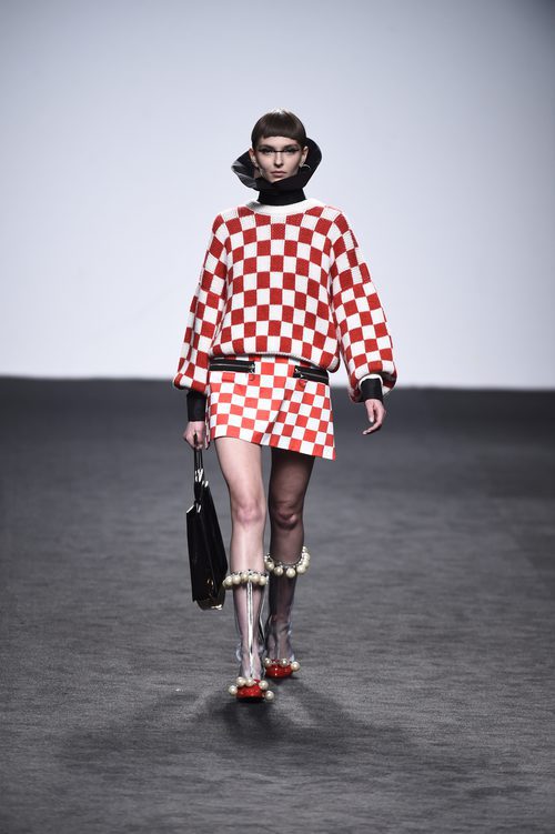Traje de cuadros rojo y blanco de María Escote de la campaña otoño/invierno 2018/2019 en el desfile de la Madrid Fashion Week