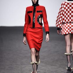 Chaqueta y falda roja de María Escote de la campaña otoño/invierno 2018/2019 en la Madrid Fashion Week