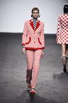 Chaqueta pantalón de cuadros de María Escote de la campaña otoño/invierno 2018/2019 en la Madrid Fashion Week