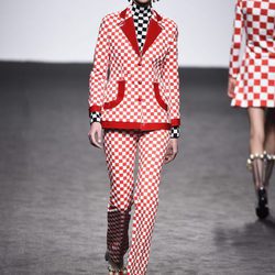 Chaqueta pantalón de cuadros de María Escote de la campaña otoño/invierno 2018/2019 en la Madrid Fashion Week