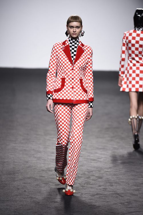 Chaqueta pantalón de cuadros de María Escote de la campaña otoño/invierno 2018/2019 en la Madrid Fashion Week