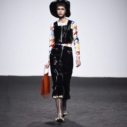 Top y falda negros de María Escote de la campaña otoño/invierno 2018/2019 en la Madrid Fashion Week
