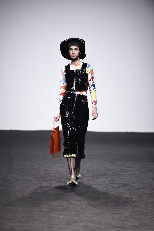 Top y falda negros de María Escote de la campaña otoño/invierno 2018/2019 en la Madrid Fashion Week