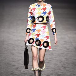 Top y falda de patas de gallo de María Escote de la campaña otoño/invierno 2018/2019 en la Madrid Fashion Week