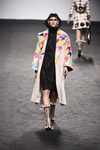 Gabardina marrón con patas de gallo de María Escote de la campaña otoño/invierno 2018/2019 en la Madrid Fashion Week