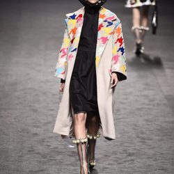 Gabardina marrón con patas de gallo de María Escote de la campaña otoño/invierno 2018/2019 en la Madrid Fashion Week