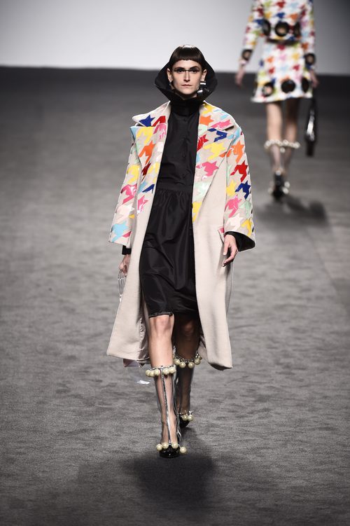 Gabardina marrón con patas de gallo de María Escote de la campaña otoño/invierno 2018/2019 en la Madrid Fashion Week