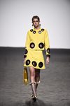 Top y falda amarillos de María Escote de la campaña otoño/invierno 2018/2019 en la Madrid Fashion Week