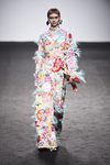 Vestido multicolor con plumas de María Escote de la campaña otoño/invierno 2018/2019 en la Madrid Fashion Week