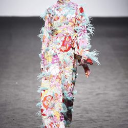 Vestido multicolor con plumas de María Escote de la campaña otoño/invierno 2018/2019 en la Madrid Fashion Week