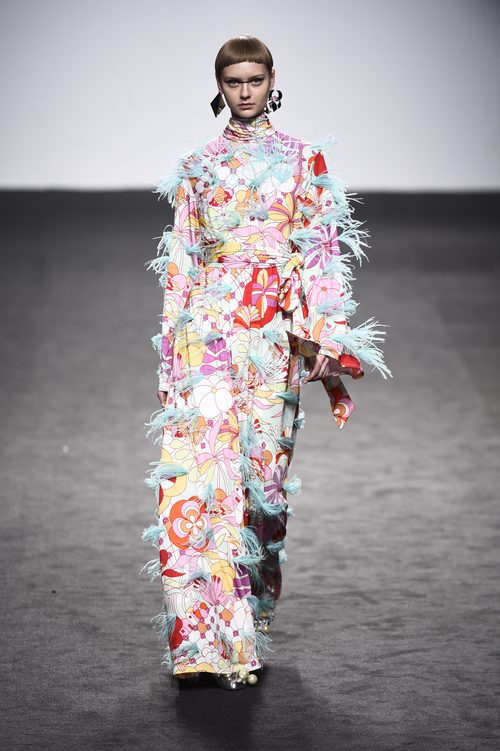 Vestido multicolor con plumas de María Escote de la campaña otoño/invierno 2018/2019 en la Madrid Fashion Week