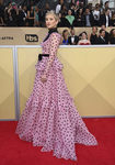 Kate Hudson con un vestido rosa con corazones